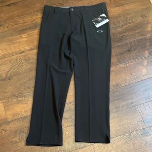 New with tags men’s Oakley brand golf pants size 36W 32L , black